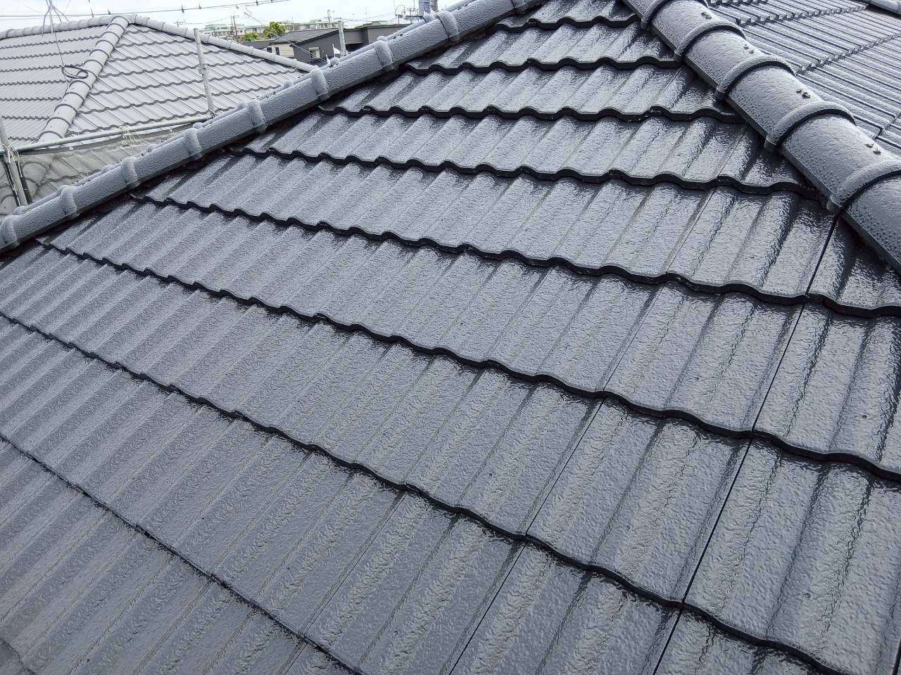 塗り替えで防水性能が蘇った黒いセメント瓦